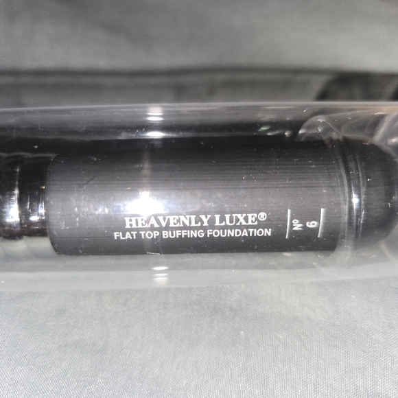 It cosmetics Heavenly Luxe Flat Top Buffing Foundation Brush #6 - Picture 2 of 2